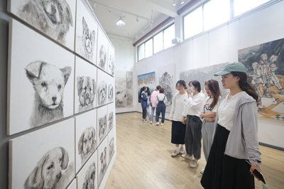 “夢(mèng)想紙飛機(jī)”啟航 南通大學(xué)藝術(shù)學(xué)院2021“炫青春”畢業(yè)展演開幕